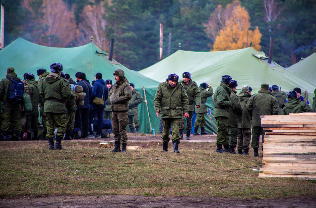 Фото В Новосибирске родственники мобилизованных приехали на свидание с бойцами: 15 пронзительных кадров 19 - Сиб.ФМ Фото В Новосибирске родственники мобилизованных приехали на свидание с бойцами: 15 пронзительных кадров 19